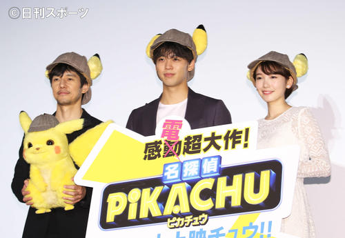 「名探偵ピカチュウ」初日舞台挨拶のフォトセッションで写真に納まる、左から西島秀俊、竹内涼真、飯豊まりえ（撮影・河田真司）