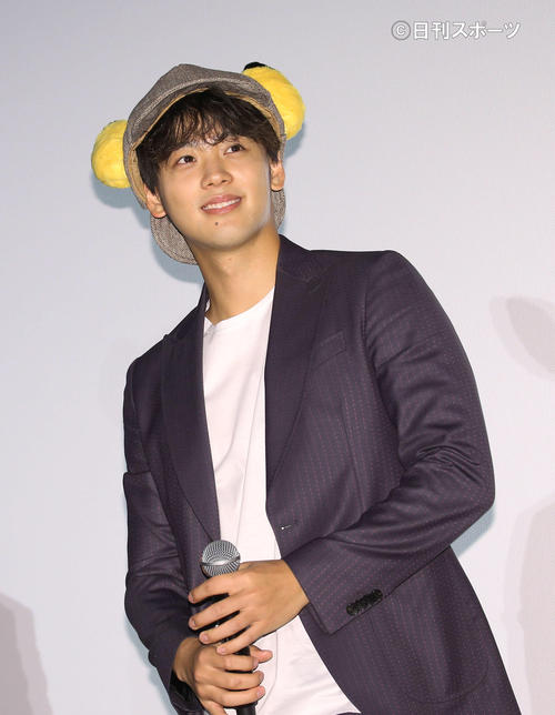 観客に笑顔で応え、ステージを降壇する竹内涼真（撮影・河田真司）
