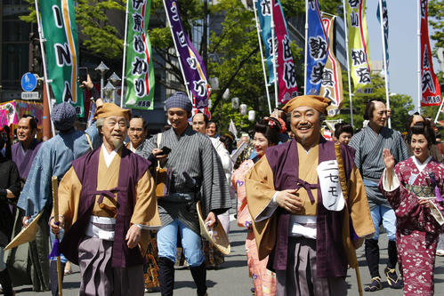 博多どんたくのパレードにサプライズ参加した、水戸黄門の衣装の武田鉄矢（左）とニセ黄門のコロッケ