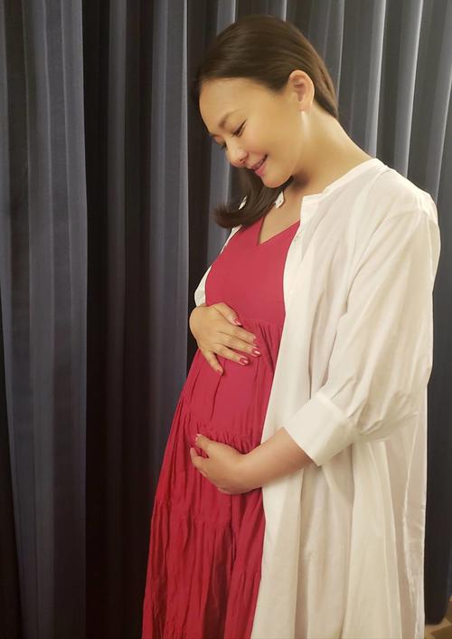 妊娠中のお腹をさわる華原朋美