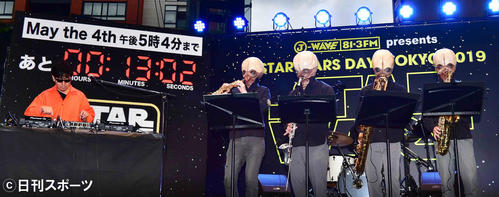 映画「スター・ウォーズ／ザ・ライズ・オブ・スカイウォーカー（原題）」″STAR　WARS　DAY″TOKYO　2019のカウントダウンイベントでカンティーナバンドとスペシャルライブを披露したTaku　Takahashi（mーflo）（撮影・小沢裕）