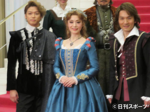 「クイーン・エリザベス」に出演する左から高木雄也、大地真央、長野博