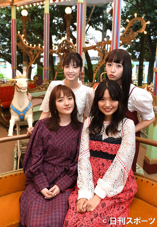 メリーゴーラウンドで笑顔を見せる、前列左から小島藤子、北原里英、後列左から松田るか、浅川梨奈