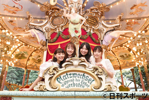 メリーゴーランドで笑顔を見せる、左から浅川梨奈、小島藤子、北原里英、松田るか（撮影・山崎安昭）