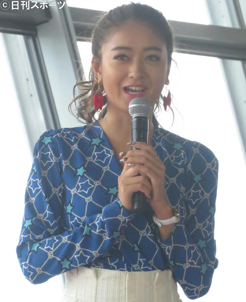 トークする池田美優