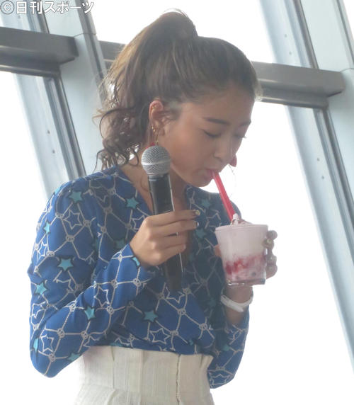 カフェコラボメニューのタピオカを試飲する池田美優