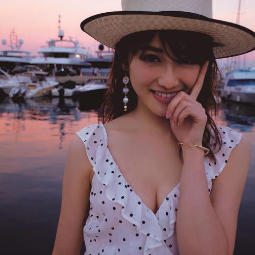 守屋茜初のソロ写真集の先行カット。世界屈指の高級停泊地であるモナコ港をバックに撮影