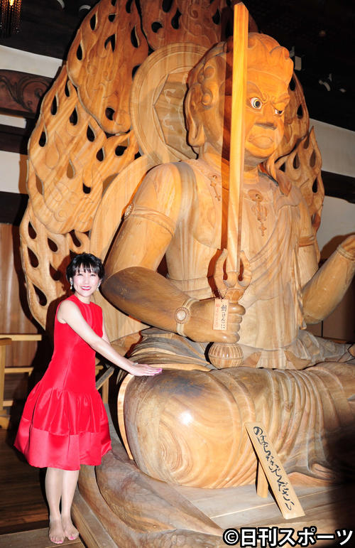 新曲「尾曳の渡し」の発売記念イベントで「おねがい不動尊」に触れる森山愛子（撮影・松本久）