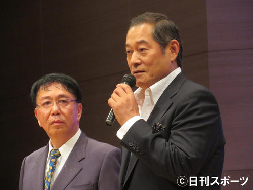三上康雄監督（左）と松平健