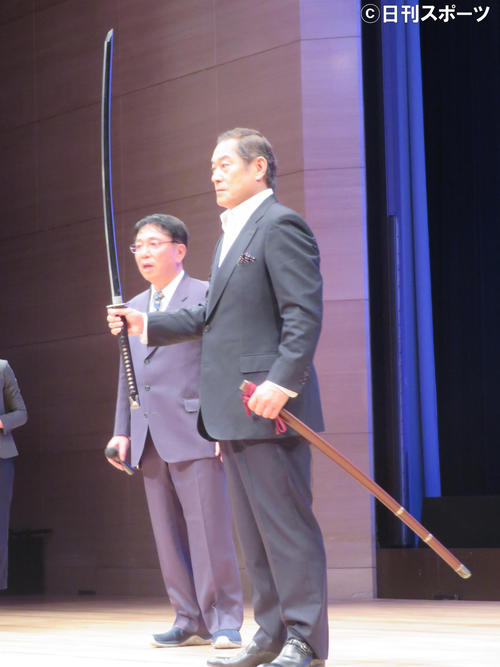 演じた佐々木小次郎の剣を披露する松平健（右）