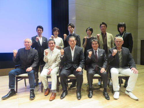 映画「武蔵－むさし－」完成披露舞台あいさつに出席した、前列左から中原丈雄、清水紘治、松平健、目黒祐樹、木之元亮、後列左から武智健二、水野真紀、細田善彦、遠藤久美子、原田龍二、半田健人