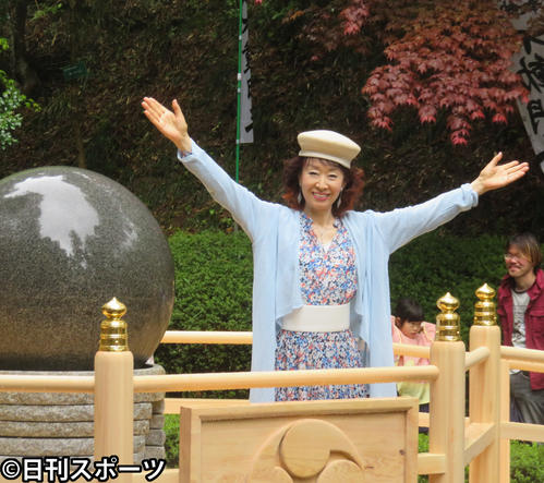 平成から令和への「元号しあわせの架け橋」の渡り初め式に登場した三田佳子（2019年4月30日撮影）