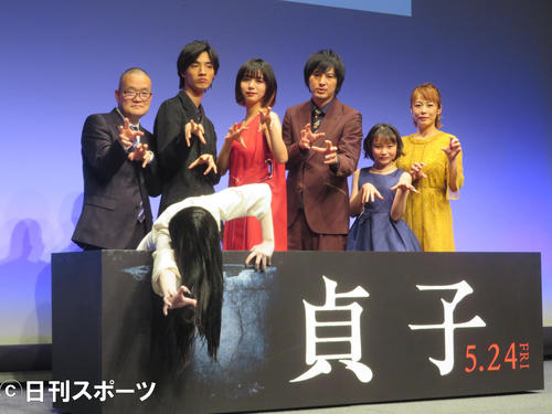 映画「貞子」完成披露試写イベントに出席した、左から中田秀夫監督、清水尋也、池田エライザ、塚本高史、姫島ひめか、佐藤仁美