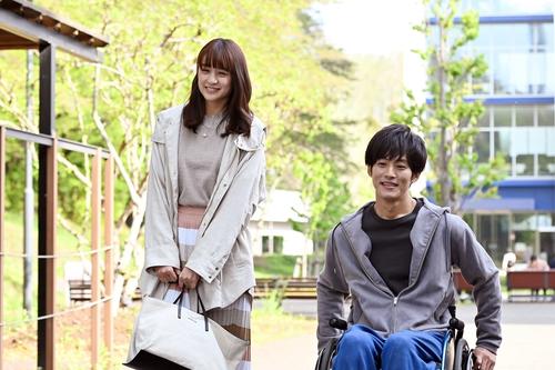 川奈つぐみ（山本美月＝左）は鮎川樹（松坂桃李）を献身的に支える（C）カンテレ