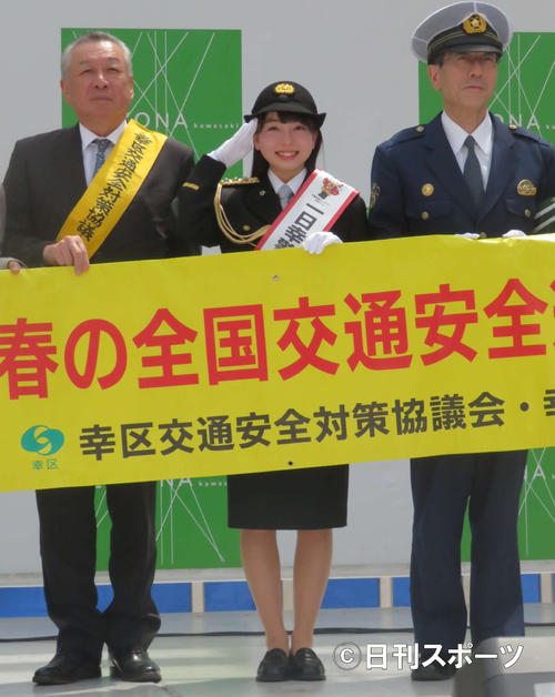 川崎・幸警察署の一日警察署長に就任した西田ひらりは敬礼ポーズ（中央）（撮影・大井義明）
