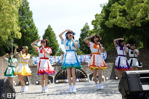 今月5日のヨコハマカワイイパークでファンの声援を受けながら歌う純粋カフェ・ラッテ