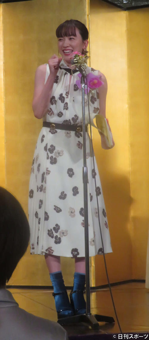 「第27回橋田賞表彰式」で、橋田寿賀子さんに知られていたことにガッツポーズする永野芽郁（撮影・大井義明）