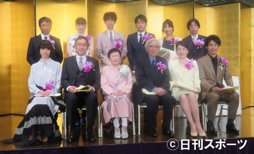 前列左から宮崎あおい、内藤剛志、橋田寿賀子さん、山田洋次氏、松坂慶子、大泉洋、後列左から藤尾隆氏（岡田将生の代理）、永野芽郁、菅田将暉、安住紳一郎アナ、新人脚本賞入選のいとう菜のはさん、同佳作の三谷武史さん