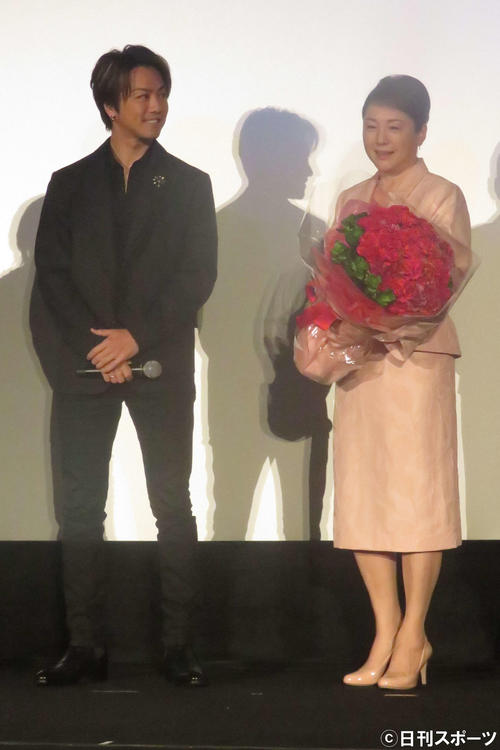映画「僕に、会いたかった」舞台あいさつで、TAKAHIRO(左)は松坂慶子に母の日の花束を渡す(撮影・大井義明)