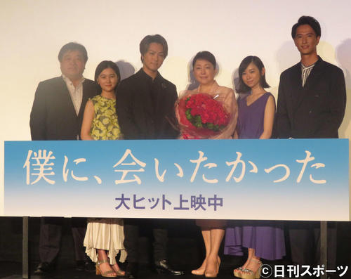 映画「僕に、会いたかった」舞台あいさつに登壇した主演TAKAHIRO（左から3人目）。左から錦織良成監督、山口まゆ、1人おいて松坂慶子、柴田杏花、秋山真太郎（撮影・大井義明）