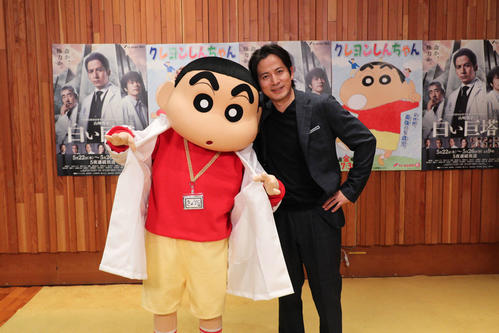 財前助教授役でアフレコに挑戦した岡田准一（右）は、しんのすけと記念撮影