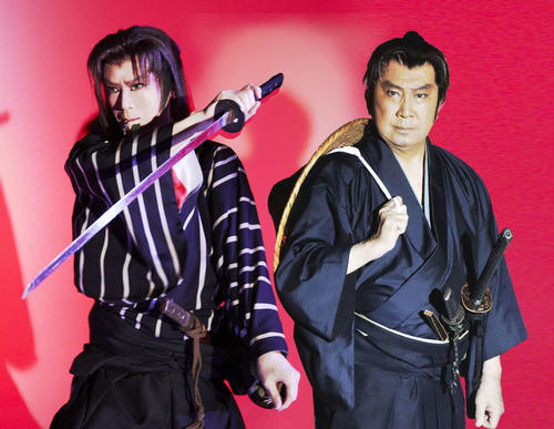 舞台「赤と黒　サムライ・魂」に出演する里見浩太朗（右）、京本政樹