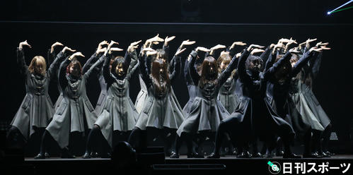 暗い照明演出の中、迫力あるパフォーマンスをする欅坂46のメンバー（撮影・河田真司）