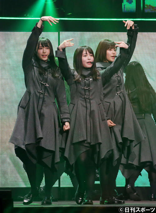 ステージでパフォーマンスする、左から渡辺梨加、長濱ねる、渡邉理佐（撮影・河田真司）