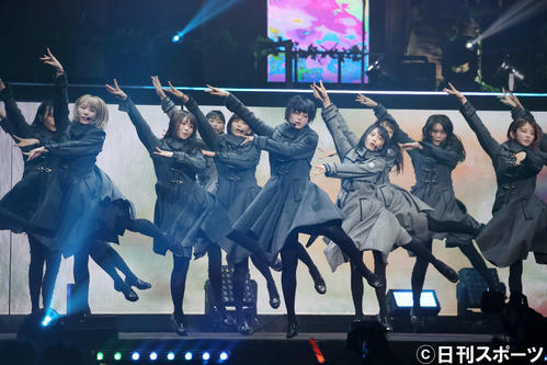 平手友梨奈（中央）を中心にステージでパフォーマンスする欅坂46メンバー（撮影・河田真司）