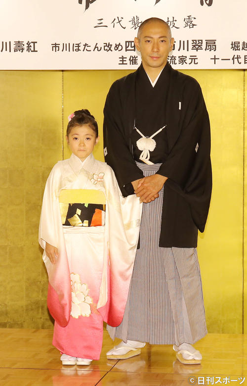 長女麗禾ちゃん（左）の手をしっかりと握りしめ写真に納まる市川海老蔵（撮影・河田真司）