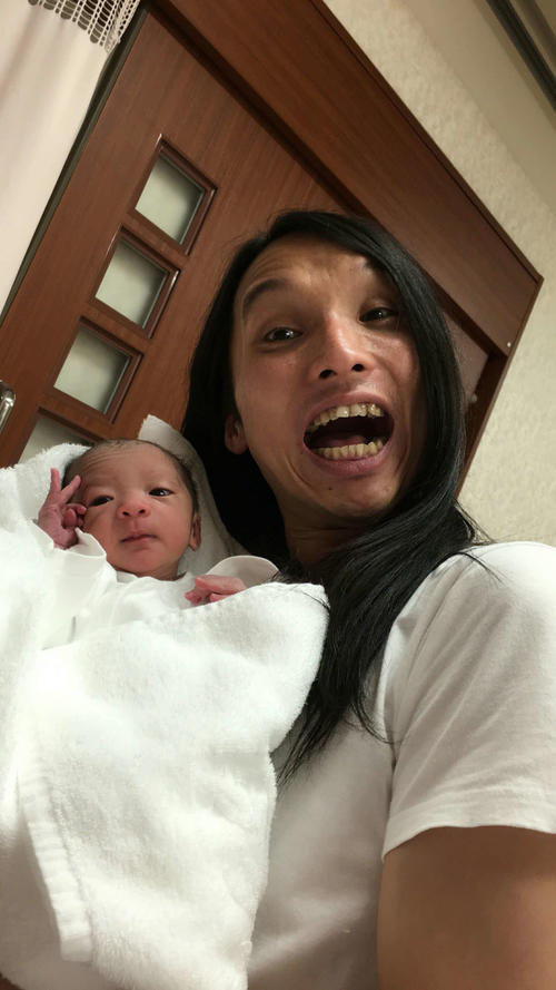 第1子となる女児を抱き喜びの表情を浮かべる布川ひろき