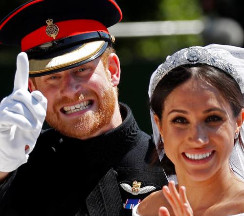 パレードをするヘンリー王子とメーガン妃（ロイター）