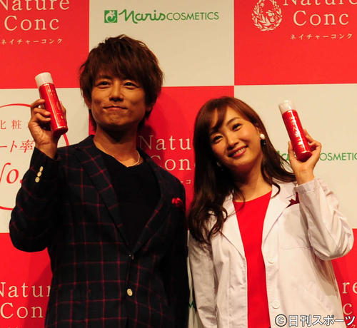 角質のふき取り化粧水のPRイベントに参加した藤本美貴と杉浦太陽（撮影・松本久）