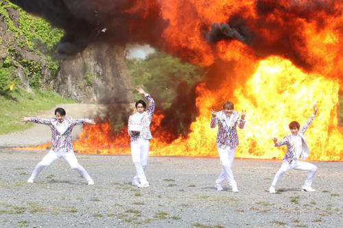 純烈の新曲「純烈のハッピーバースデー」のミュージックビデオの爆破シーン
