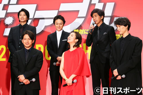 映画「ザ・ファブル」への思いを語った佐藤浩市（後方右）。前列左から岡田准一、木村文乃、福士蒼汰、後列左から向井理、木村了（撮影・足立雅史）