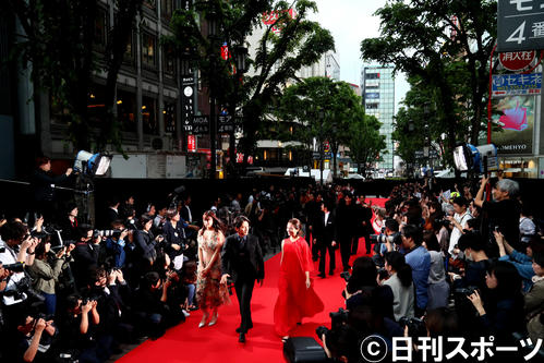 レッドカーペットイベントに臨んだ映画「ザ・ファブル」の出演者たち。前列左から山本美月、岡田准一、木村文乃ら（撮影・足立雅史）