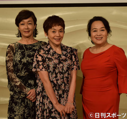 大阪松竹座「三婆」取材会に出席した（左から）キムラ緑子、大竹しのぶ、渡辺えり（撮影・村上久美子）