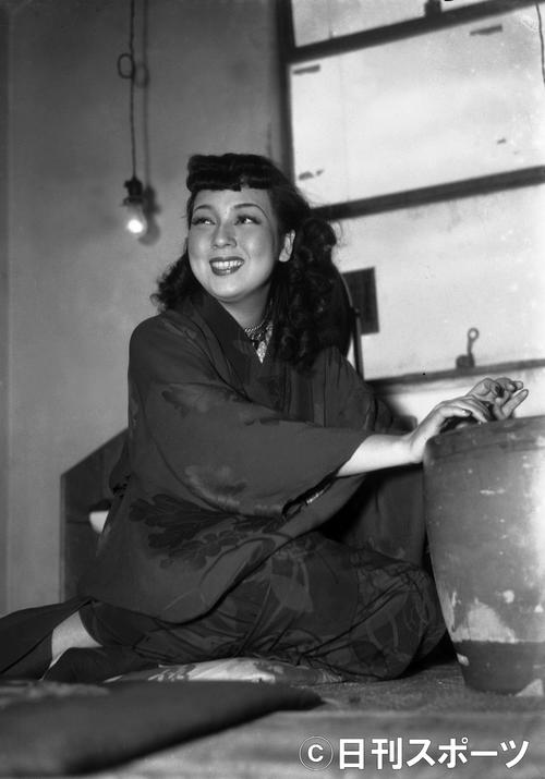 楽屋で暖をとる京マチ子さん（1950年1月4日撮影）