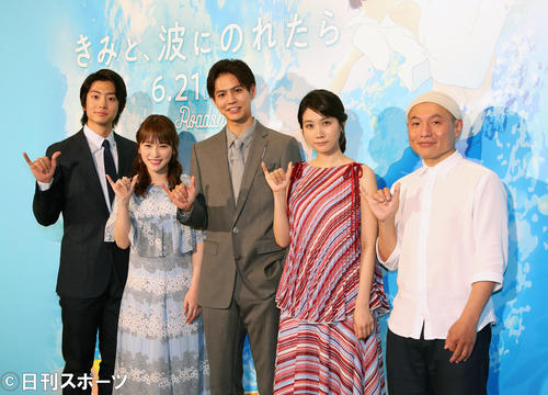 映画「きみと、波にのれたら」完成披露舞台あいさつで、フォトセッションに応じる、左から伊藤健太郎、川栄李奈、片寄涼太、松本穂香、湯浅政明監督（撮影・大野祥一）