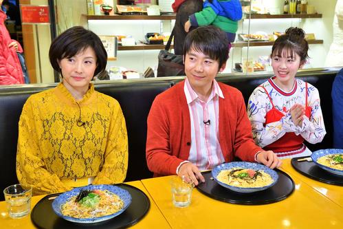 小芝風花（右端）の機転に魅了され、自分の事務所へ“引き抜き”を画策した水野真紀。中央はロザン・菅