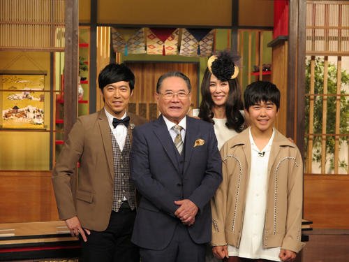 左から東貴博、前田吟、萬田久子、鈴木福　（C）テレビ大阪