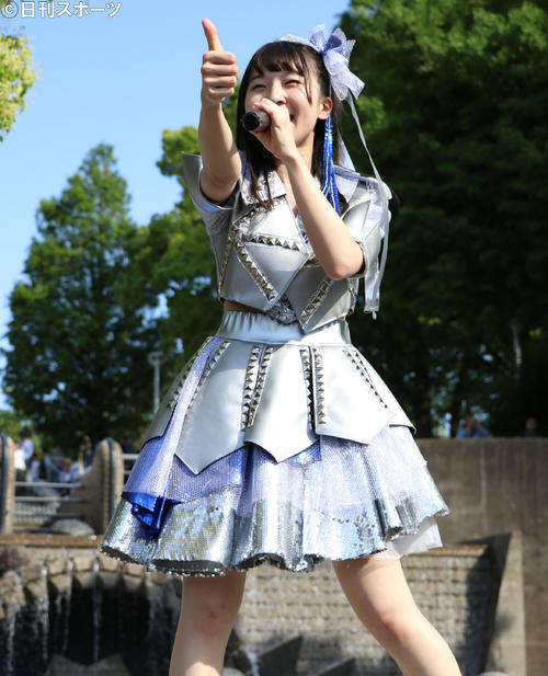 ヨコハマカワイイパークのステージで歌うオモテカホ