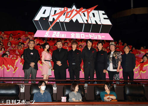 映画「プロメア」完成披露舞台あいさつで記念撮影に納まる、左から今石洋之監督、佐倉綾音、ケンドーコバヤシ、早乙女太一、松山ケンイチ、堺雅人、古田新太、脚本家の中島かずき氏（撮影・河野匠）
