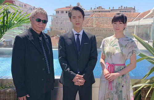 カンヌ映画祭に参加した、左から三池崇史監督、窪田正孝、小西桜子