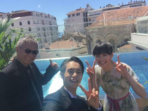 カンヌ映画祭に参加した、左から三池崇史監督、窪田正孝、小西桜子