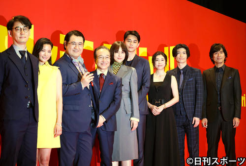 映画「コンフィデンスマンJP」プレミアイベントに出席した、左から田中亮監督、織田梨沙、小手伸也、小日向文世、長沢まさみ、東出昌大、竹内結子、三浦春馬、江口洋介（2019年5月8日撮影）