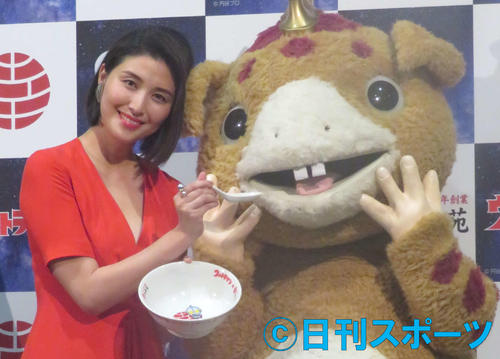 記者発表会で快獣ブースカに「あ～ん」する橋本マナミ（撮影・大井義明）