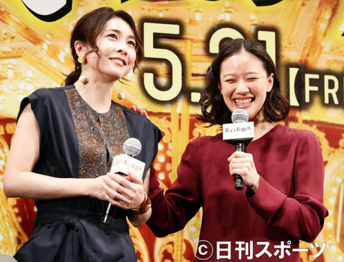 試写会で、姉妹役の竹内結子（左）に「頼りになります」と笑顔を見せる蒼井優（撮影・浅見桂子）