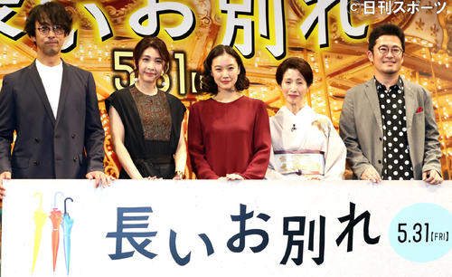 試写会で、笑顔で記念撮影する、左から北村有起哉、竹内結子、蒼井優、松原智恵子、中野量太監督（撮影・浅見桂子）