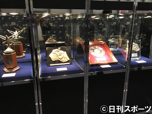 西城秀樹さんのメモリアルイベント「“HIDEKI　UNFORGETTABLE”DAYS」で展示されたトロフィーや楯（撮影・大友陽平）
